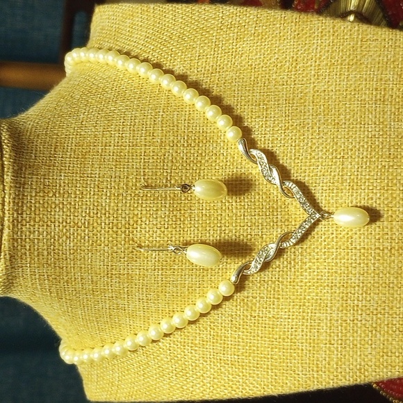 Fashion Jewelry - Faux Pearls Necklace/Earrings Set